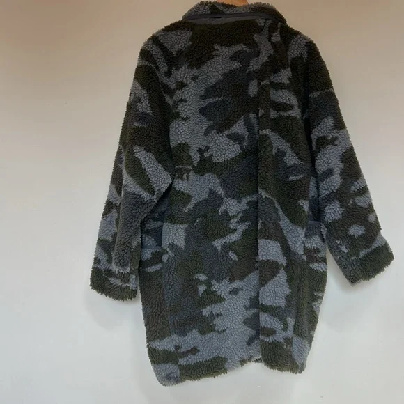 American Eagle Outfitters Camo Sherpa coat xl - Picture 7 of 11